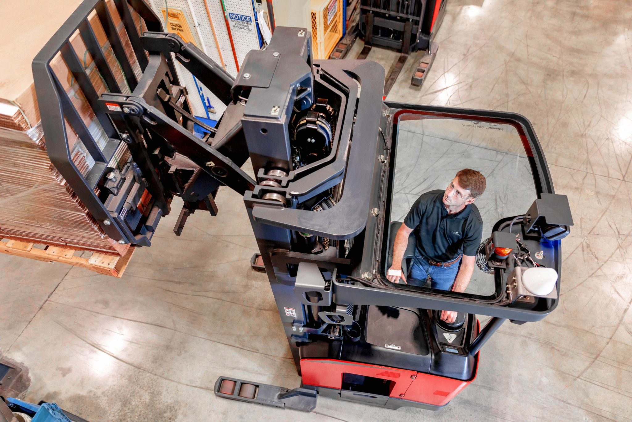 PRODUCT SPOTLIGHT: 5195 LINDE NARROW AISLE REACH TRUCK | KION North America